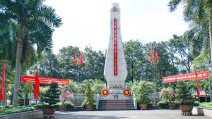 PHƯỚC LONG LỄ DÂNG HƯƠNG TƯỞNG NIỆM CÁC ANH HÙNG LIỆT SĨ TRƯỚC KHI LẤY MẪU HÀI CỐT LIỆT SĨ CHƯA XÁC ĐỊNH DANH TÍNH