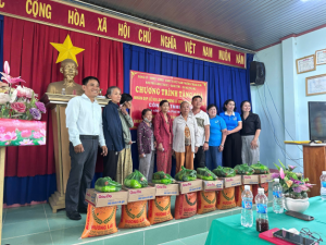 Ban Công tác Mặt trận khu phố Sông Trầu 3 phối hợp trao tặng 200 phần quà cho hộ nghèo, hộ có hoàn cảnh khó khăn nhân dịp Quốc khánh 02/9.