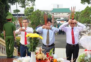 Có thể là hình ảnh về một hoặc nhiều người và đền thờ