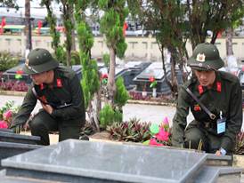 Có thể là hình ảnh về một hoặc nhiều người và văn bản