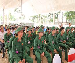 Có thể là hình ảnh về một hoặc nhiều người và văn bản