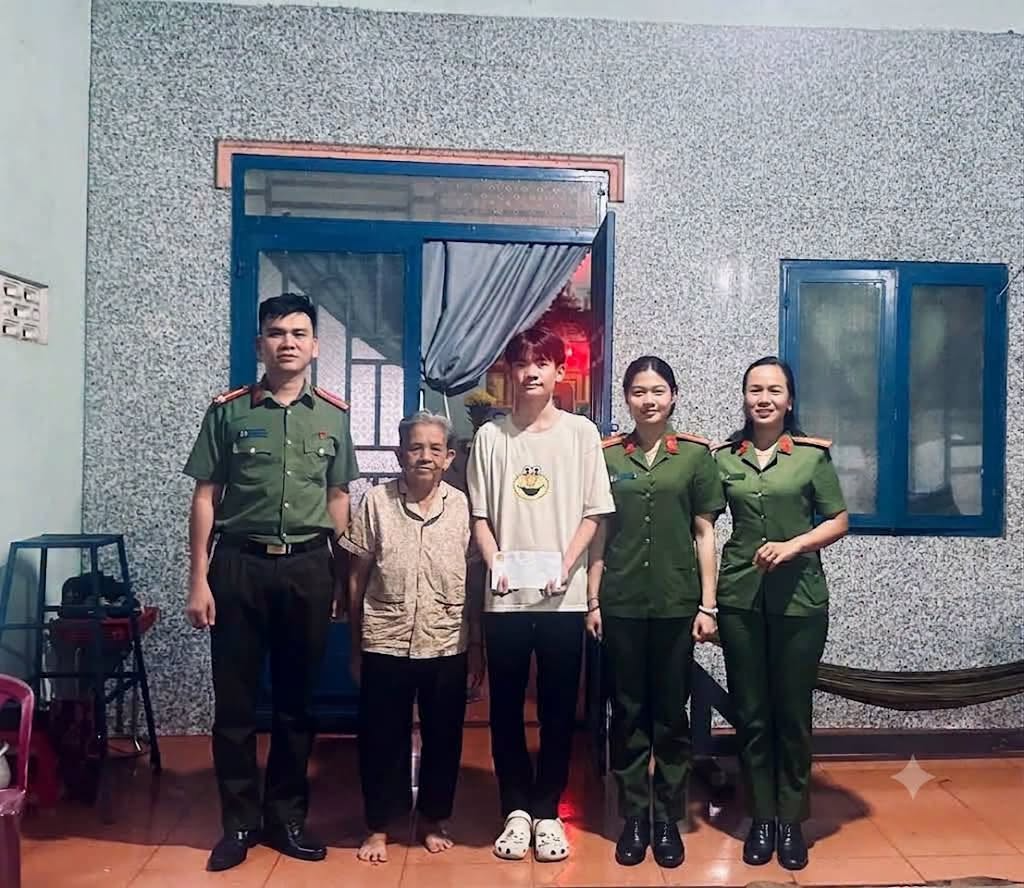 Có thể là hình ảnh về một hoặc nhiều người và văn bản