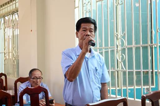 A person holding a microphoneAI-generated content may be incorrect.