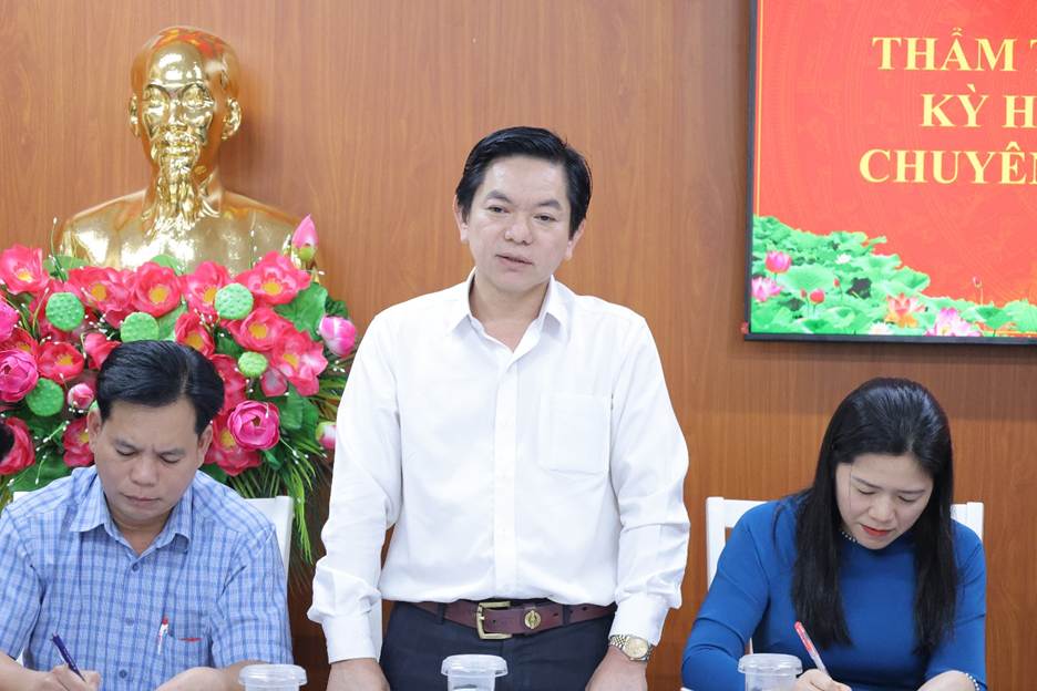 'A group of people sitting at a tableAI-generated content may be incorrect.'