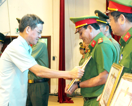 3 Chủ tich UBND tỉnh Đinh Quốc Thái tặng bằng khen 2.jpg