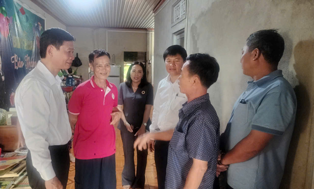 Lãnh đjao xã Bù Đăng thăm hỏi, động viên ông Trần Xuân Độ, Thôn 1 (xã Minh Hưng cũ), xã Bù Đăng