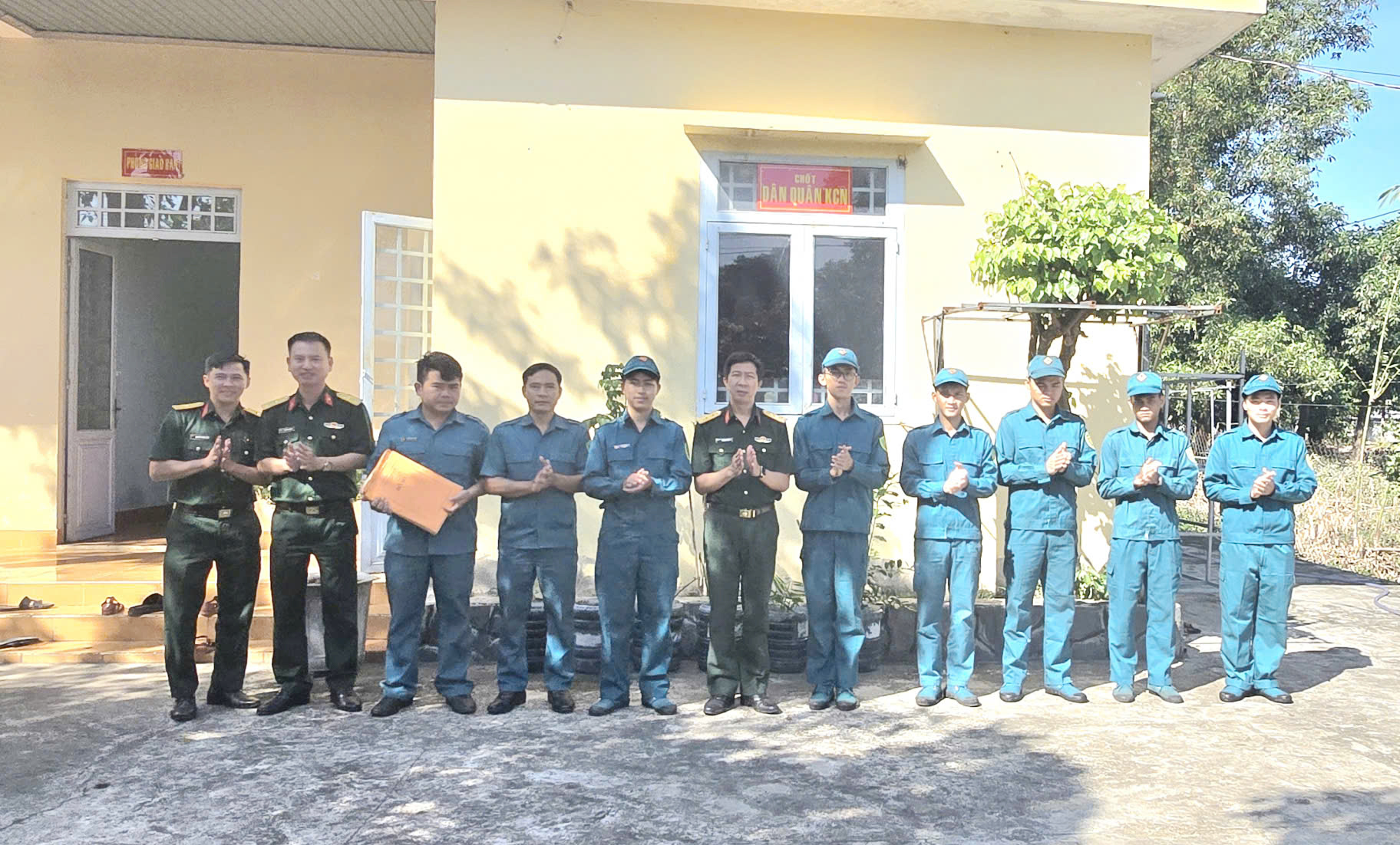 Ban CHQS phường nhận bàn giao lực lượng DQTT từ Ban CHQS khu vực Bình Long