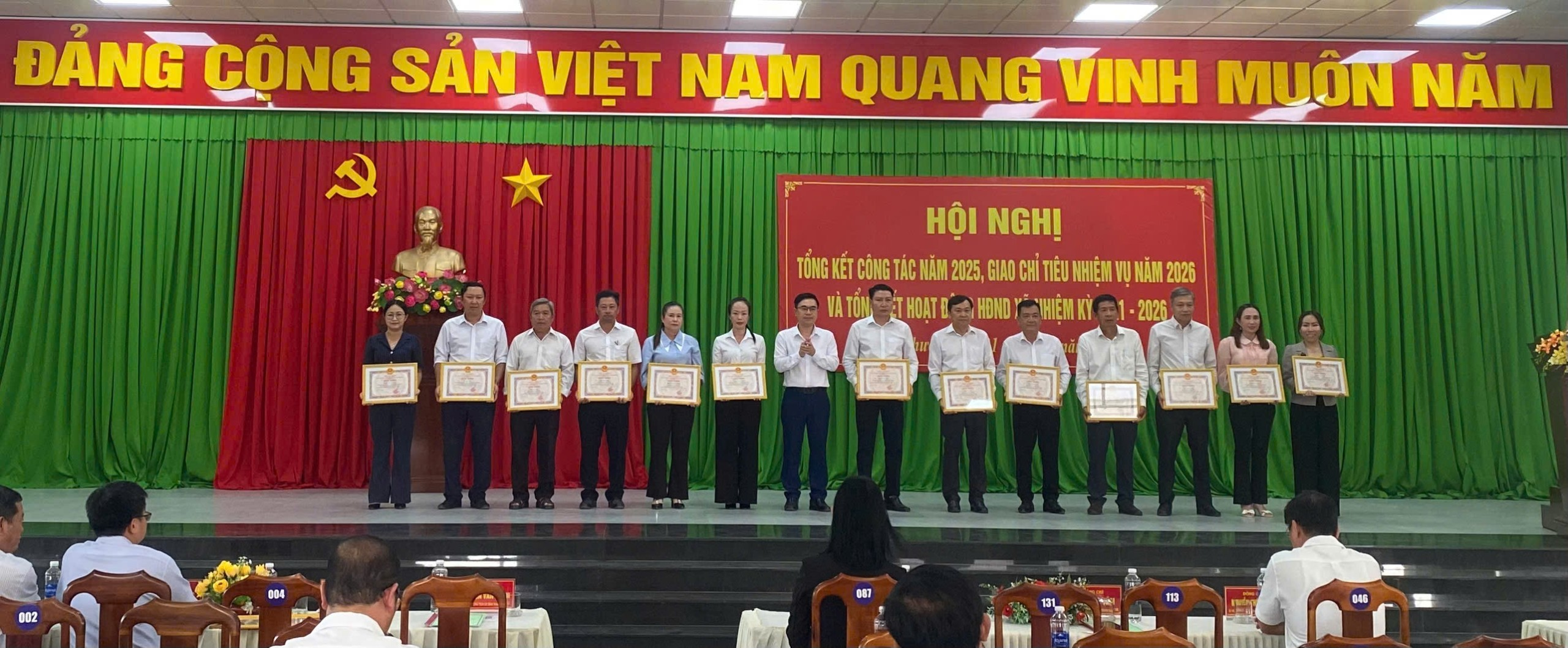 'A group of people holding certificates
Description automatically generated'