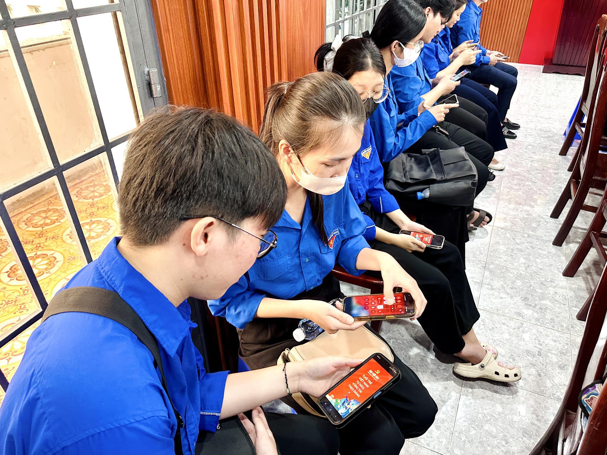 Có thể là hình ảnh về một hoặc nhiều người và mọi người đang học