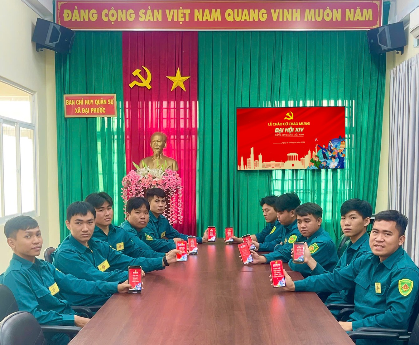Có thể là hình ảnh về một hoặc nhiều người và văn bản cho biết 'ĐÀNG CỘNG SẢN VIỆT NAM QUANG VINH MUÔN NĂM BAN HÍ İHU HUY UY QUẢN SỰ XA ĐẠI PHƯỚC cẻ CHÀOC COCH MU ỪNG ING อ ĐẠIH H HỘI ν 自 tt 0 4ИH 5'