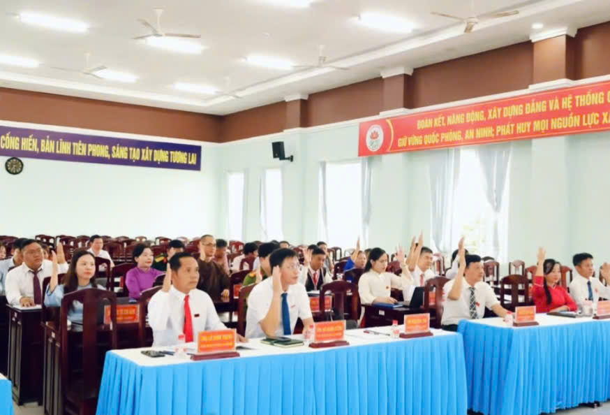 100% đại biểu HĐND xã thống nhất