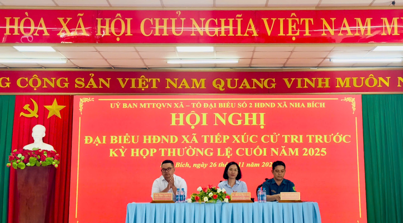 '''''A group of people sitting at a table
AI-generated content may be incorrect.'''''