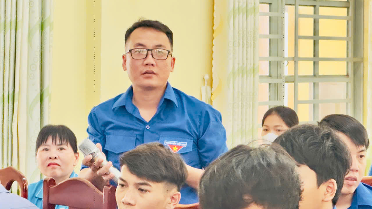 '''A person in a blue shirt
AI-generated content may be incorrect.'''