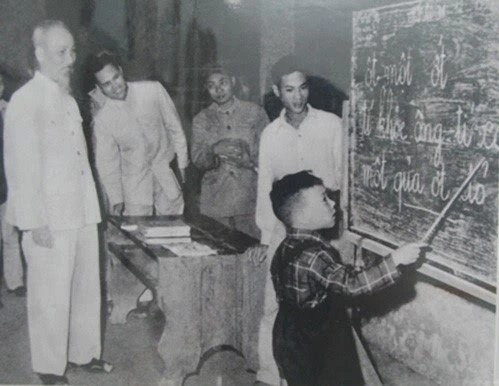 hủ tịch Hồ Chí Minh thăm một lớp học của phong trào bình dân học vụ