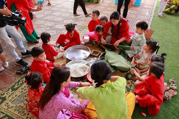 Lãnh đạo xã tham gia trò chơi dân gian cùng các em 3