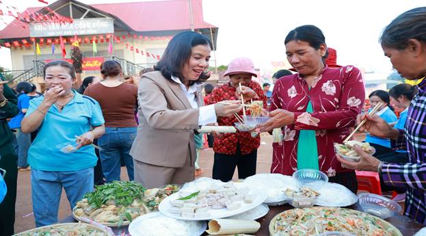 Đồng chí Nguyễn Thị Xuân Hòa tham dự bữa cơm đoàn kết