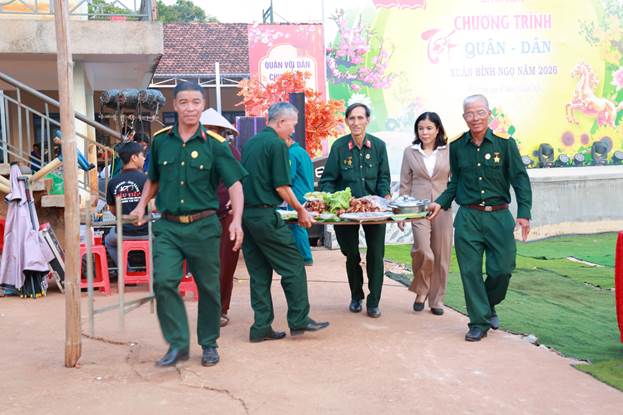 Ảnh tổng hợp bữa cơm đoàn kết