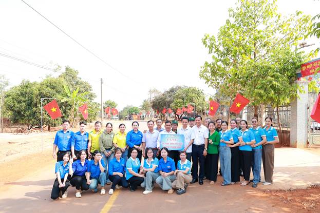 Hình ảnh công trình đường cờ Tổ quốc tại thôn Phú Bình