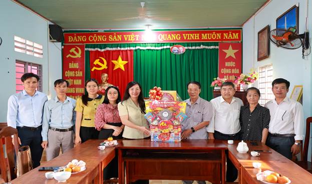 Đồng chí Nguyễn Thị Lan Anh thăm và tặng quà Tết