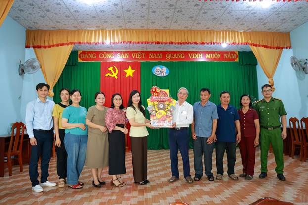 Hình ảnh tặng quà Tết 1