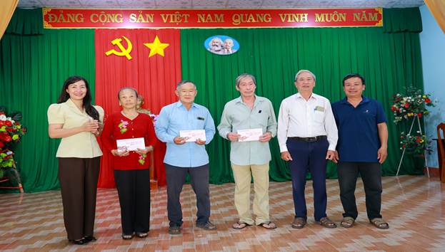 Đồng chí Nguyễn Thị Lan Anh tặng quà đảng viên cao tuổi