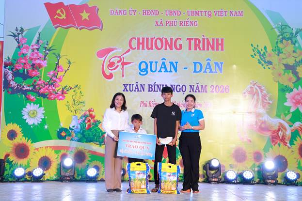 Trao quà cho người đồng bào DTTS