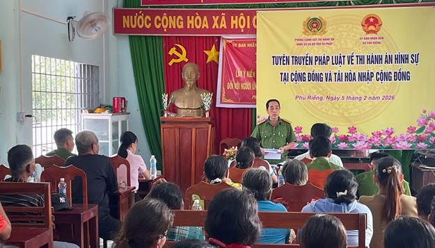 Cán bộ Công an tỉnh thông tin về công tác tái hòa nhập cộng đồng