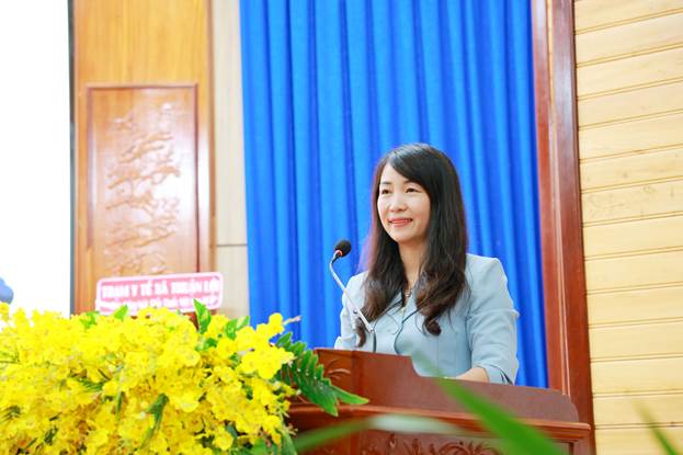 Đồng chí Nguyễn Thị Lan Anh phát biểu chúc mừng