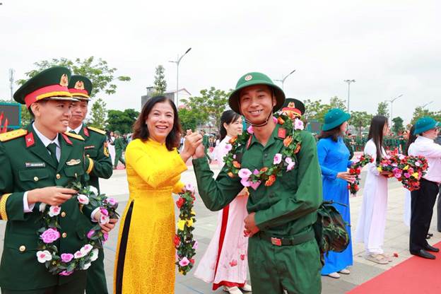 Lãnh đạo xã tặng hoa động viên tân binh