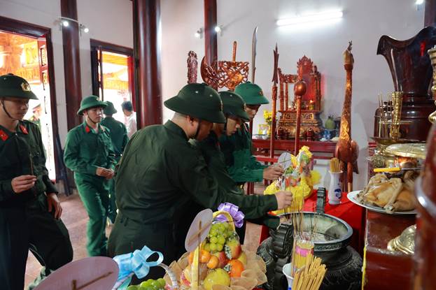 Nghi thức dâng hương trang nghiêm của Thường trực Đảng ủy
