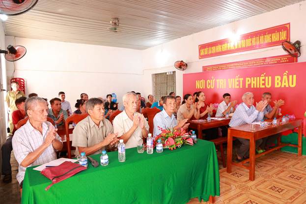 Cử tri thôn Phú Thành tham gia buổi tiếp xúc