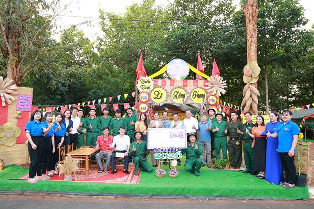 Thường trực Đảng ủy tặng quà động viên thanh niên