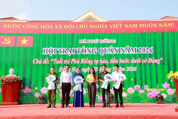 Lãnh đạo xã trao cờ lưu niệm cho các đơn vị