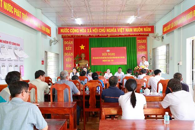 Cử tri lắng nghe tóm tắt tiểu sử các ứng cử viên