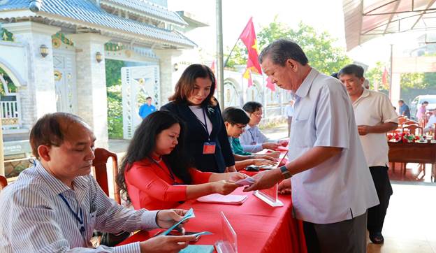Thành viên tổ bầu cử hướng dẫn cử tri