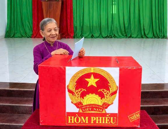 Cử tri cao tuổi đi bầu cử