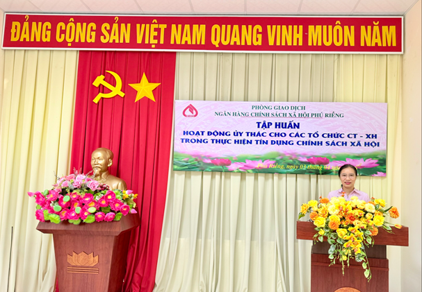 Bà Trần Phan Ngọc Bình, Phó Giám đốc Phòng giao dịch NHCSXH Phú Riềng