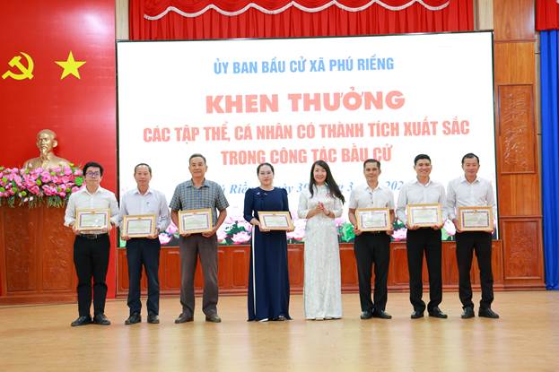 Khen thưởng tập thể cá nhân