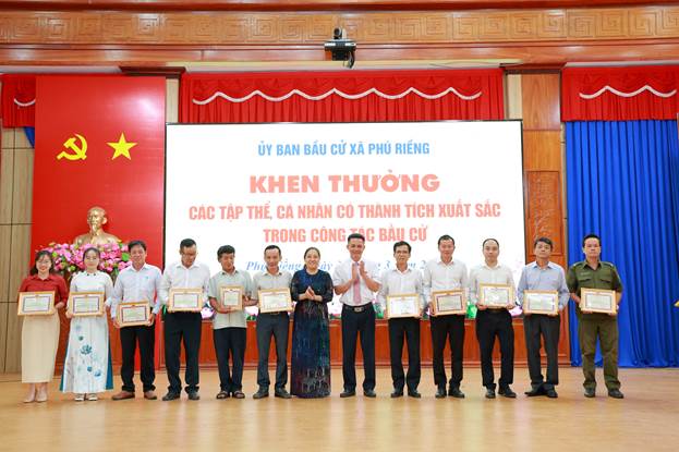 Khen thưởng tập thể cá nhân