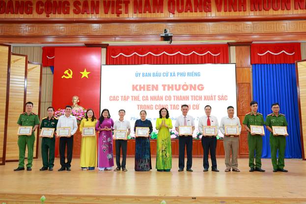 Khen thưởng tập thể cá nhân