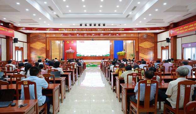 Đồng chí Nguyễn Thị Xuân Hòa thông tin kết quả Hội nghị Ban Chấp hành Đảng bộ tỉnh