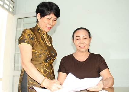 'Bà Lầu Tài Múi (đứng), người có uy tín trong đồng bào dân tộc Hoa ở xã Phú Bình (huyện Tân Phú), trao đổi cùng người dân. Ảnh: S.Thao
'