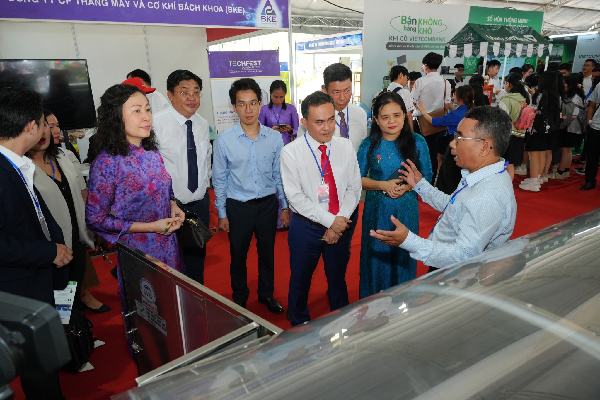 H1 bai trien lam Techfest