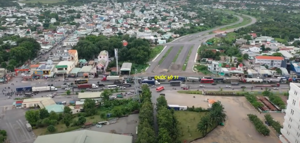 'A road with cars and buildings in the background
AI-generated content may be incorrect.'
