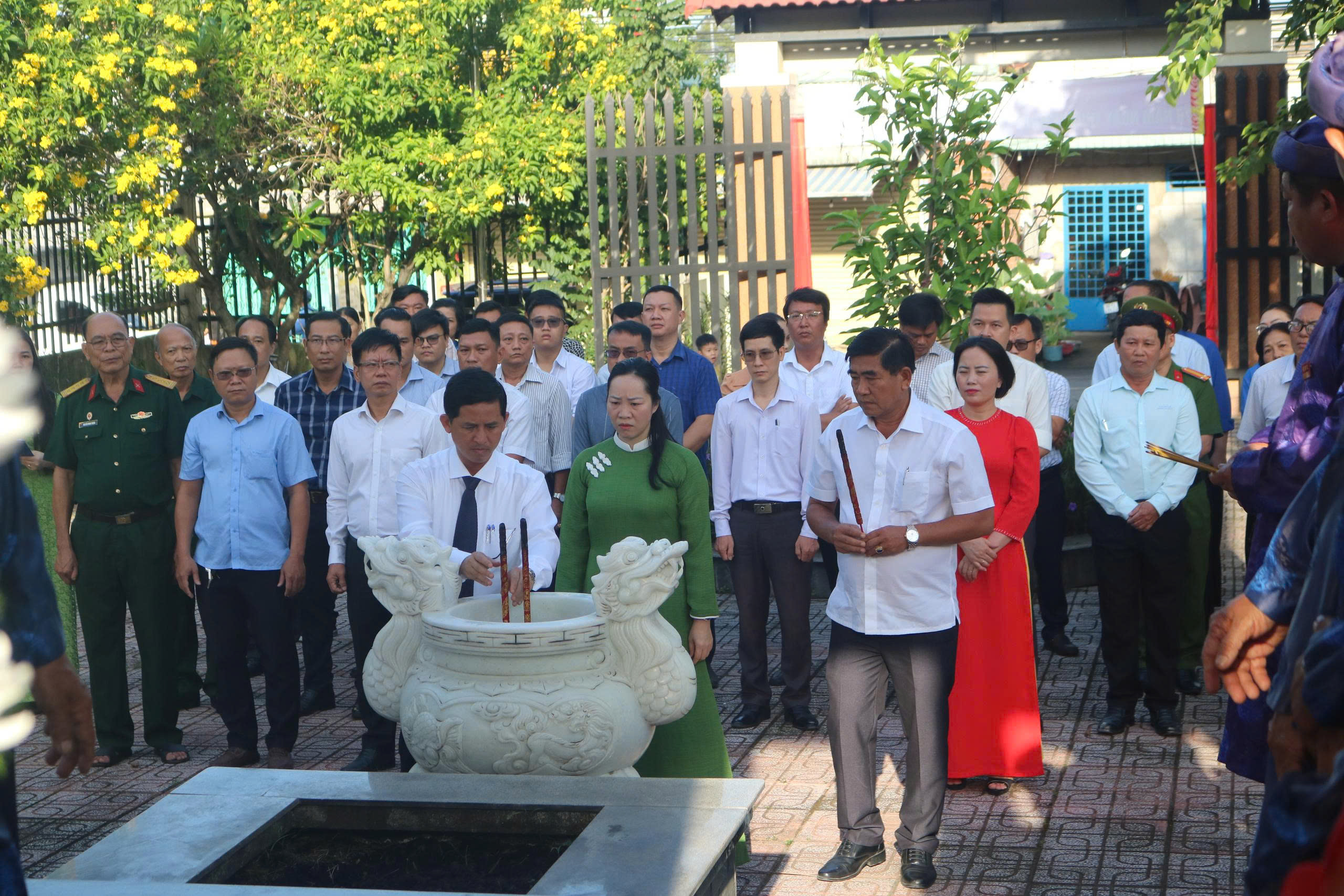 Cán bộ, Công chức phường Tam Phước viếng Nhà Bia tưởng niệm