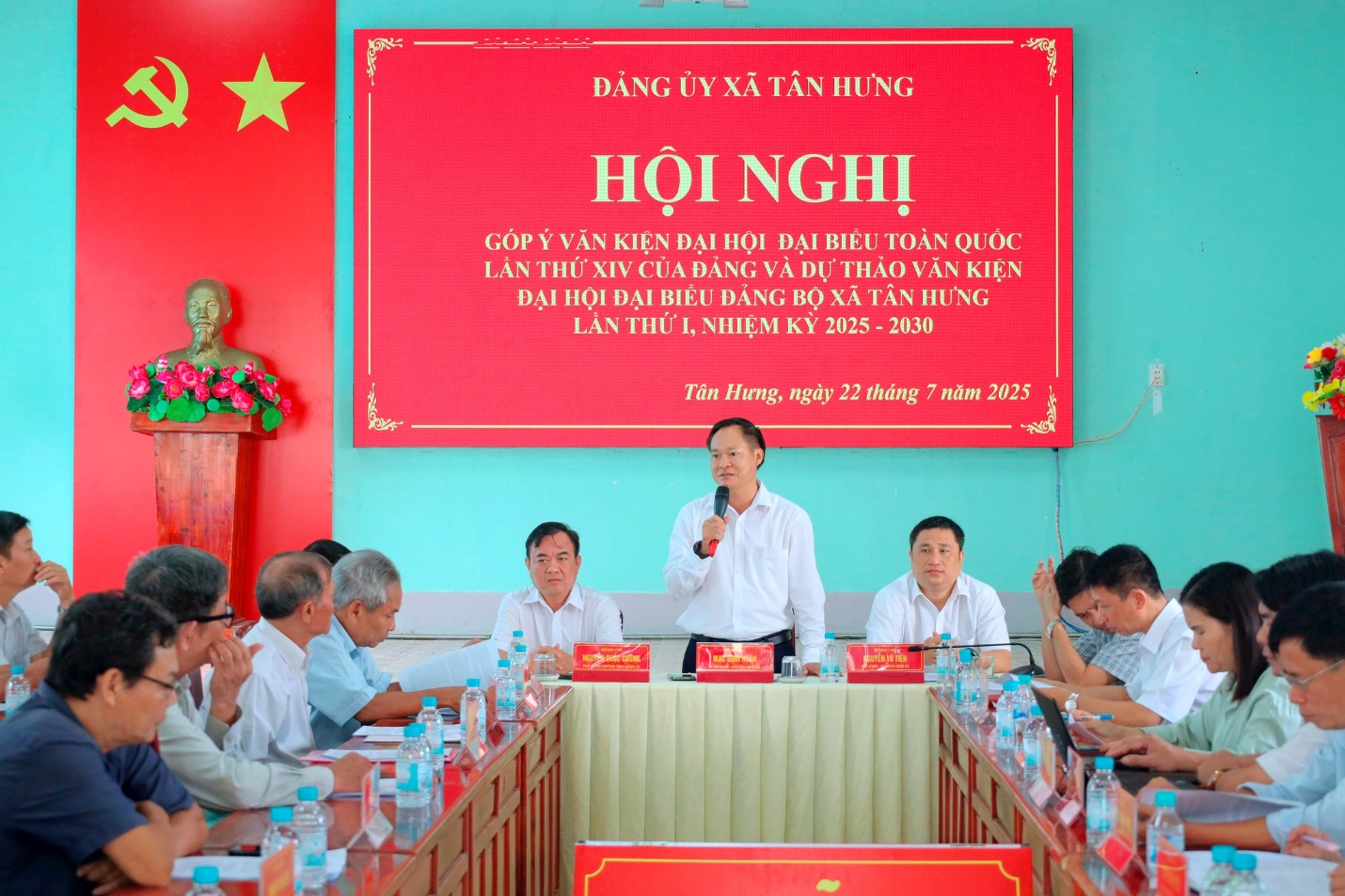 Có thể là hình ảnh về 9 người và văn bản cho biết 'که ĐẢNG ÜY XÃ TÂN HƯNG HỘI NGHI GÓP VĂN KIỆN DẠI HO DẠI TOÀN QUỐC LÀN THỨ XIV CUA DANG νΑ DU ΤΗΛO VĂN KIỆN ĐẠI HỌI ĐẠI BIEU DANG BỘ XÃ TAN HƯNG LÀN τΗυ ANTHU I, NHIỆM KY 2025 2030 ደያ Tân Hưng, ngày 22 tháng 7 năm 2025 福 ធាបាសត -Lok'