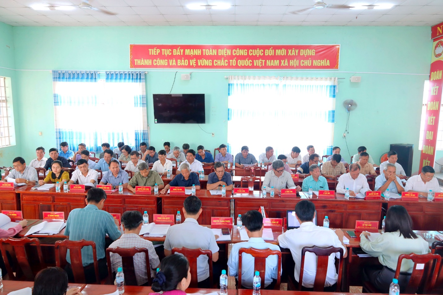 Có thể là hình ảnh về 3 người và văn bản cho biết 'TIẾP TỤC ĐẨY MẠNH TOÀN DIÊN CÔNG CUỘC ĐỔI MỚI XÂY DỰNG THÀNH CÔNG VÀ BẢO VỆ VỮNG CHẮC TỔ QUỐC VIỆT NAM XÃ HỘI CHỦ NGHĨA רתנתתתמובב குபி | κέT S 注隊 門会 JEN び明期'
