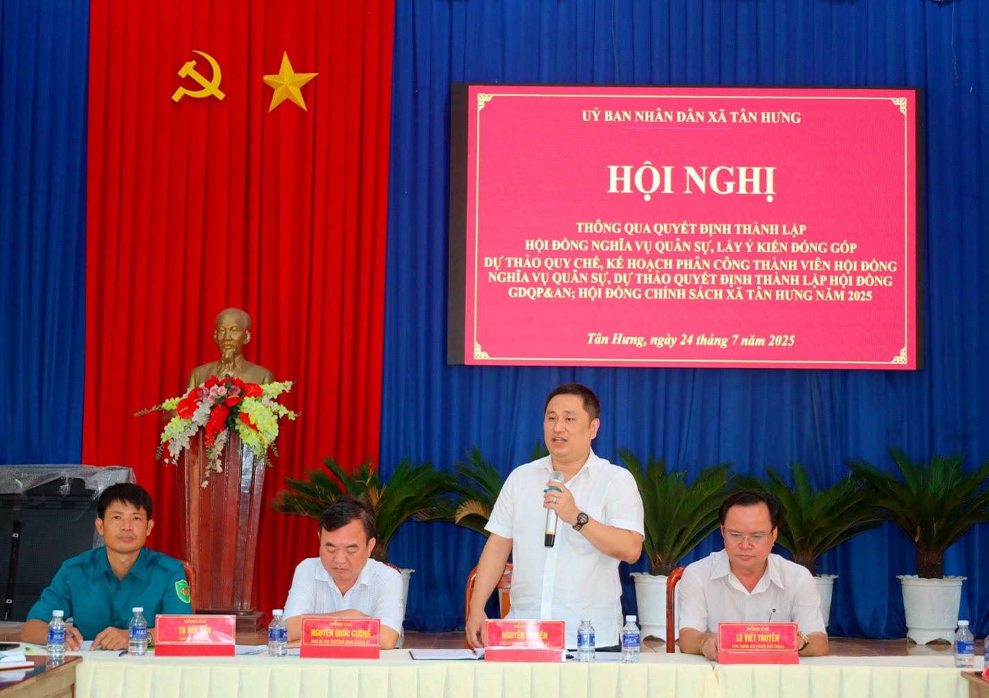 Có thể là hình ảnh về 4 người, cái bục và văn bản cho biết 'ん UÝ BAN NHÂN DÂN XÃ TÂN HƯNG HỘI NGHỊ THÔNG QUA QUYẾT ĐỊNH THÀNH THÀNH LẬP HỘI ĐÒNG GHĨA QUÂN SỰ, LAY KIEN ĐÓNG GÓP DỰ THẢO QUY CHE KE HOACH PHÂN CÔNG THÀNH VIÊN HỘI ĐÔNG NGHIAV QUA QUANS NS DỰ THẢO QUYET DINH THÀNH LẬP HỘI ĐONG GDQP&AN; HỘI ĐỒNG CHÍNH SÁCH XÃ TÂN HUNG 2025 Tân Hưng, ngày 24 tháng năm 2025 NGUTTEN MCICCIONE ENQUICCITNE MGUYÊN LEMET LEVÉrTRUTÊN ามห MDDMKI 鳥本量 -'