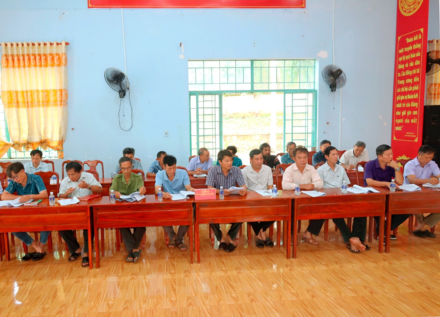 Có thể là hình ảnh về 12 người, mọi người đang học, bàn và văn bản