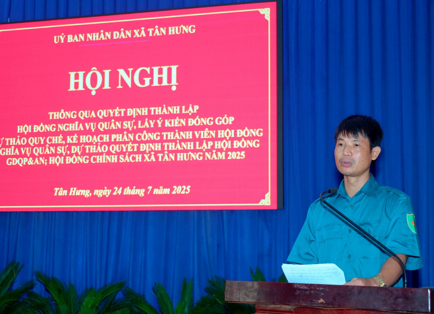 Có thể là hình ảnh về 1 người, cái bục và văn bản cho biết 'UÝ BAN NHÂN DÂN XÃ TÂN HƯNG HỘI NGHỊ THÔNG QUA QUYẾT ĐỊNH THÀNH LẬP HỘI ĐỒNG NGHĨA VỤ QUÂN SỰ, LÁY Ý KIẾN ĐÓNG GÓP THẢO QUY CHE, κέ HOACH PHÂN CÔNG THÀNH VIÊN HỘI ĐÔNG LẬP LAPHOI HỘI ĐỒNG GHÍA VỤ QUÂN SỰ, DỰ THẢO QUYẾT ĐỊNH THÀNH GDQP&AN; HỘI ĐỒNG ΗΊΝΗ SÁCH XÃ TÂN HƯNG NĂM 2025 Tân Hưng, ngày 24 tháng 7 năm 2025'